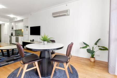 A Comfy Studio For 5 Next To Darling Harbour - Flights 2