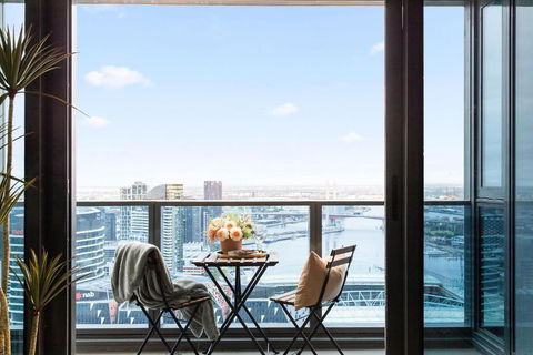 A Cozy 2BR Apt With Harbour Views FREE Parking - Flights 1