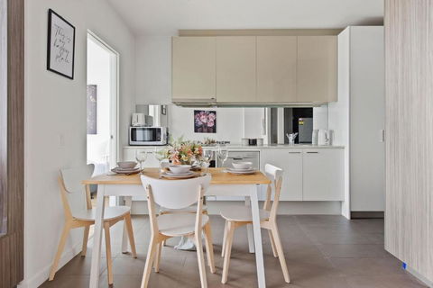 A Cozy 2BR Apt With Harbour Views FREE Parking - Flights 4