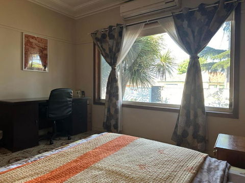 A Nice And Spacious Room In Sunshine - Flights 1
