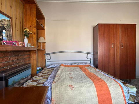 A Nice And Spacious Room In Sunshine - Flights 4