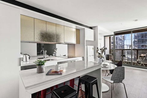A Stylish 2BR Apt Next To Southern Cross With City Views - Flights 2