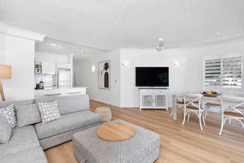 Absolute Beachfront 2 Bedroom Apartment Alassio Palm Cove - Flights 4