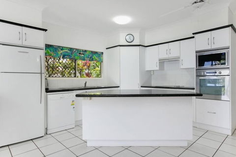 Absolute Beachfront Apartment - Flights 1
