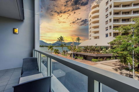 Absolute Waterfront - Enjoy Exceptional Lifestyle - Flights 4