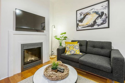 A Carlton Classic - Quaint Inner-City Getaway - Flights 3