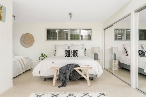 A Perfect Stay - The White Rabbit - Flights 4