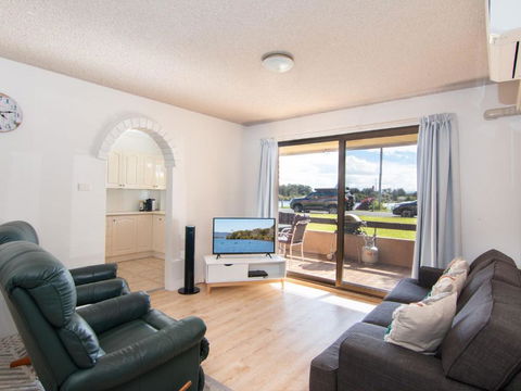 Akuna 3 Ground Floor Opposite Wallis Lake - Flights 1