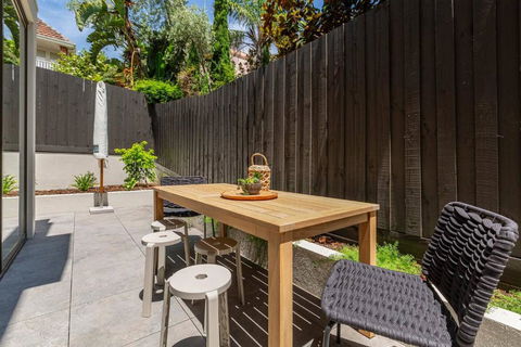 Alexandra Elegance - Riverside Living In Style - Flights 1