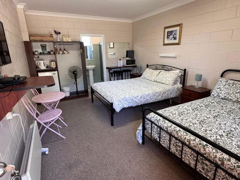 ALPINE COUNTRY MOTEL Plus FREE COFFEE - Flights 1