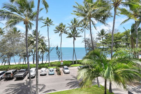 Amaroo - Luxury Apartment Overlooking The Coral Sea - Flights 2