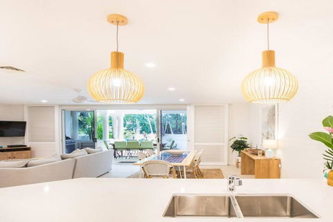 Amaroo Villa - Absolute Beachfront Port Douglas - Flights 2