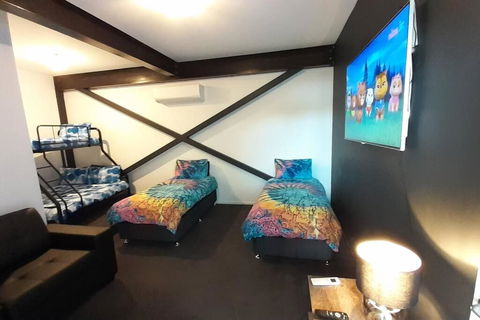 AMAZING 5-Star WATERFRONT RETREAT ON THE RIVERWALK - Flights 3