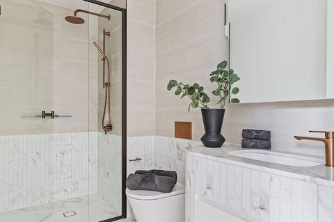 An Amazing 2BR Apt At Sapphire By The Gardens - Flights 3