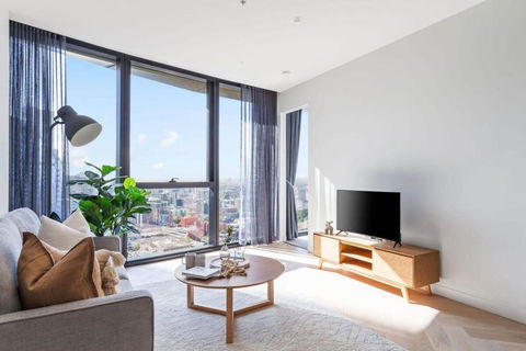 An Amazing 2BR Apt At Sapphire By The Gardens - Flights 4