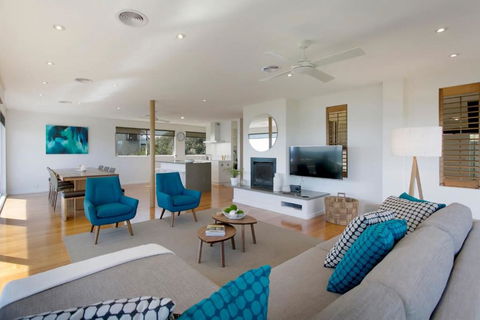 Anchor Beachfront Retreat Water Views, On The Beach - Flights 3