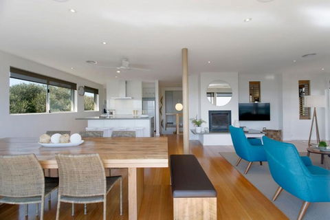 Anchor Beachfront Retreat Water Views, On The Beach - Flights 4