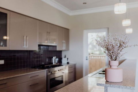 Apartment On James - Flights 3