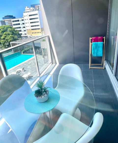AQUA 306 POOLSIDE Luxury Apartment , Honeysuckle, NEWCASTLE FREE Parking - Flights 2