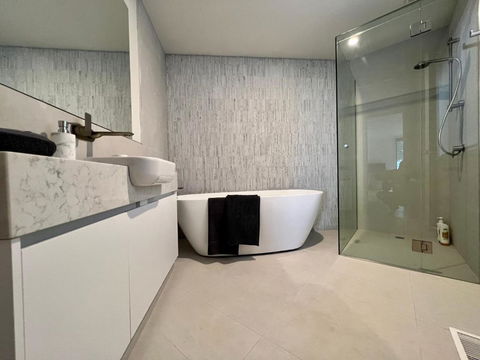 Architect Designed 4 Bedroom With Ocean Views From Every Room - Flights 3