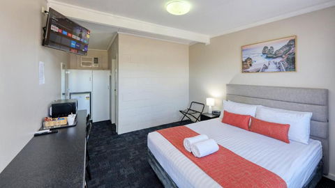 Artesian Motor Inn Under New Management RAMS Motel - Flights 3