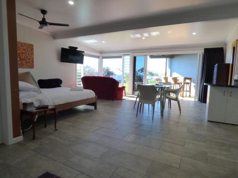 ArtHOUSE Beachfront Accommodation - Flights 4
