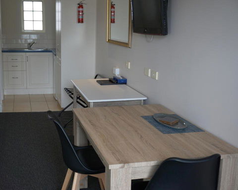 Ashmont Motel And Apartments - Flights 3
