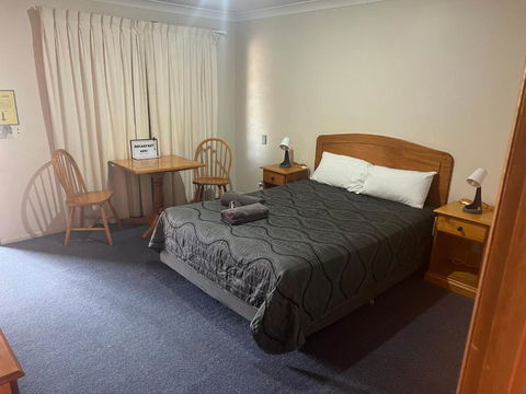 Asters On James Motor Inn - Flights 4