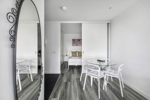 Aura Off Flinders Lane - A City Centre Balcony Abode - Flights 1