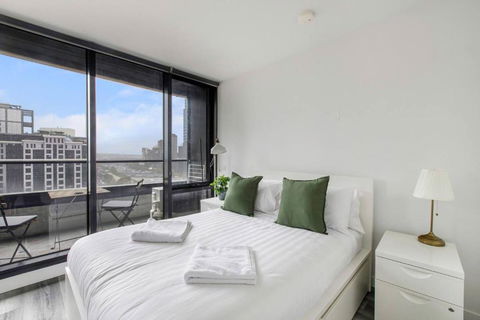 Aura Off Flinders Lane - A City Centre Balcony Abode - Flights 2