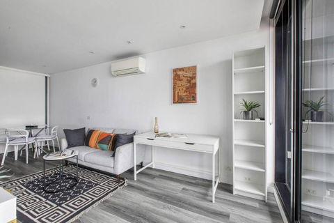 Aura Off Flinders Lane - A City Centre Balcony Abode - Flights 4