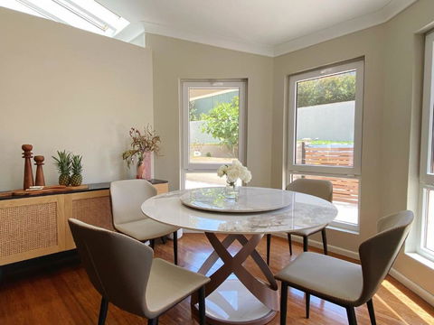 Aussie Escape Poolside Comfort And Relaxation - Flights 4