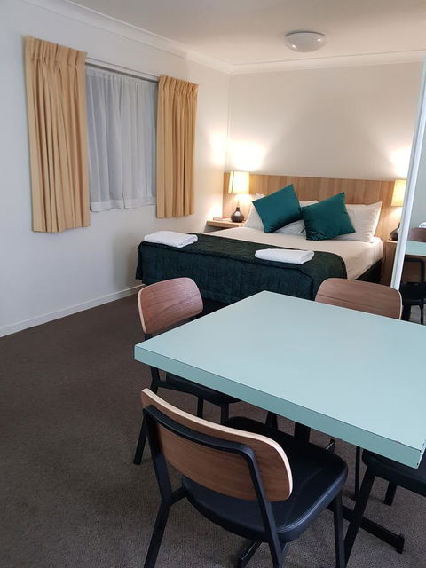 Southport Motel & Apartments - Flights 5