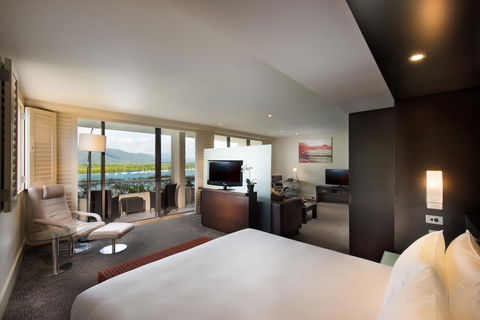 Hilton Cairns - Flights 15