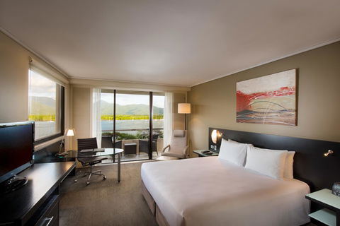 Hilton Cairns - Flights 7