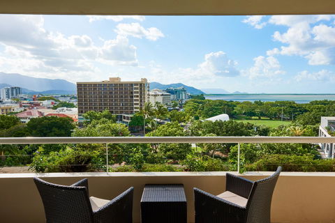 Hilton Cairns - Flights 12