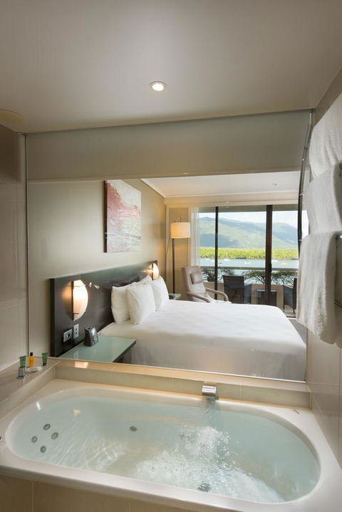 Hilton Cairns - Flights 2