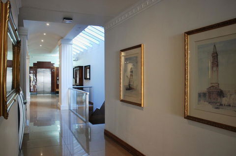 Astor Metropole Hotel - Flights 5