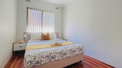 Carlton 3 Beds Unit - Free Parking - Flights 4