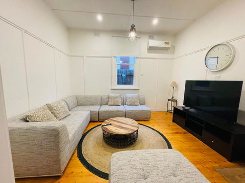 D114 Victorian Central Stay - Flights 0