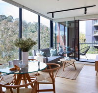 2BR Apt With Yarra River Views  Parking - Flights