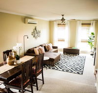 3 Bdrm House With Parking  Outdoor Entertaining - Flights