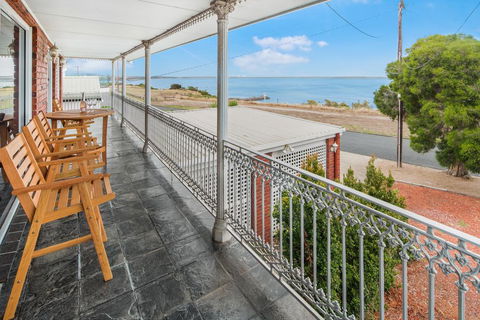 6-bed Oceanfront House With Jacuzzi, Games, Parking - Flights 2