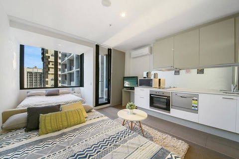A Charming Studio With Stunning City Views - Flights 2