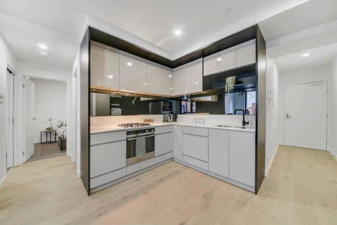 A Modern 2BR Apt, 5-min Walk To Melbourne Central - Flights 2