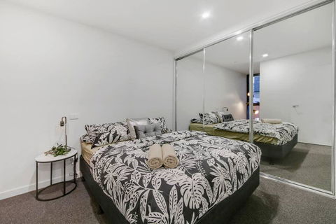 A Modern 2BR Apt, 5-min Walk To Melbourne Central - Flights 1