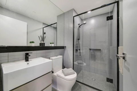 A Modern 2BR Apt, 5-min Walk To Melbourne Central - Flights 3