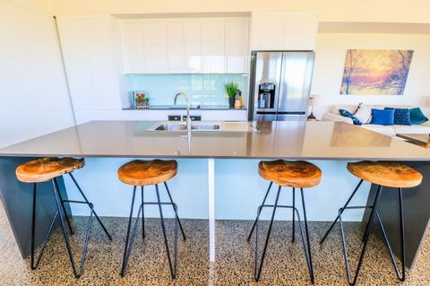 Absolute Beachfront & Secluded New Home - Flights 2