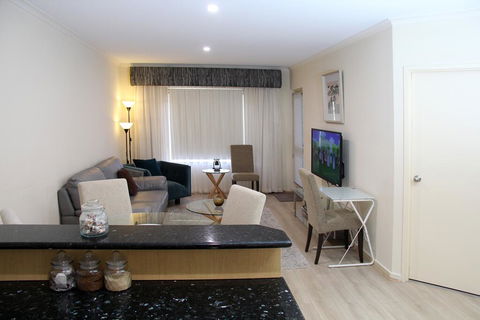 ADELAIDE CBD APARTMENT - 3BR, 2BATH & CARPARK - Flights 0