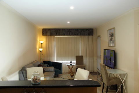 ADELAIDE CBD APARTMENT - 3BR, 2BATH & CARPARK - Flights 2